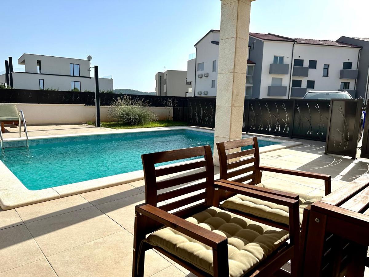 Apartment With Pool Mukalba Μεντουλίν Εξωτερικό φωτογραφία